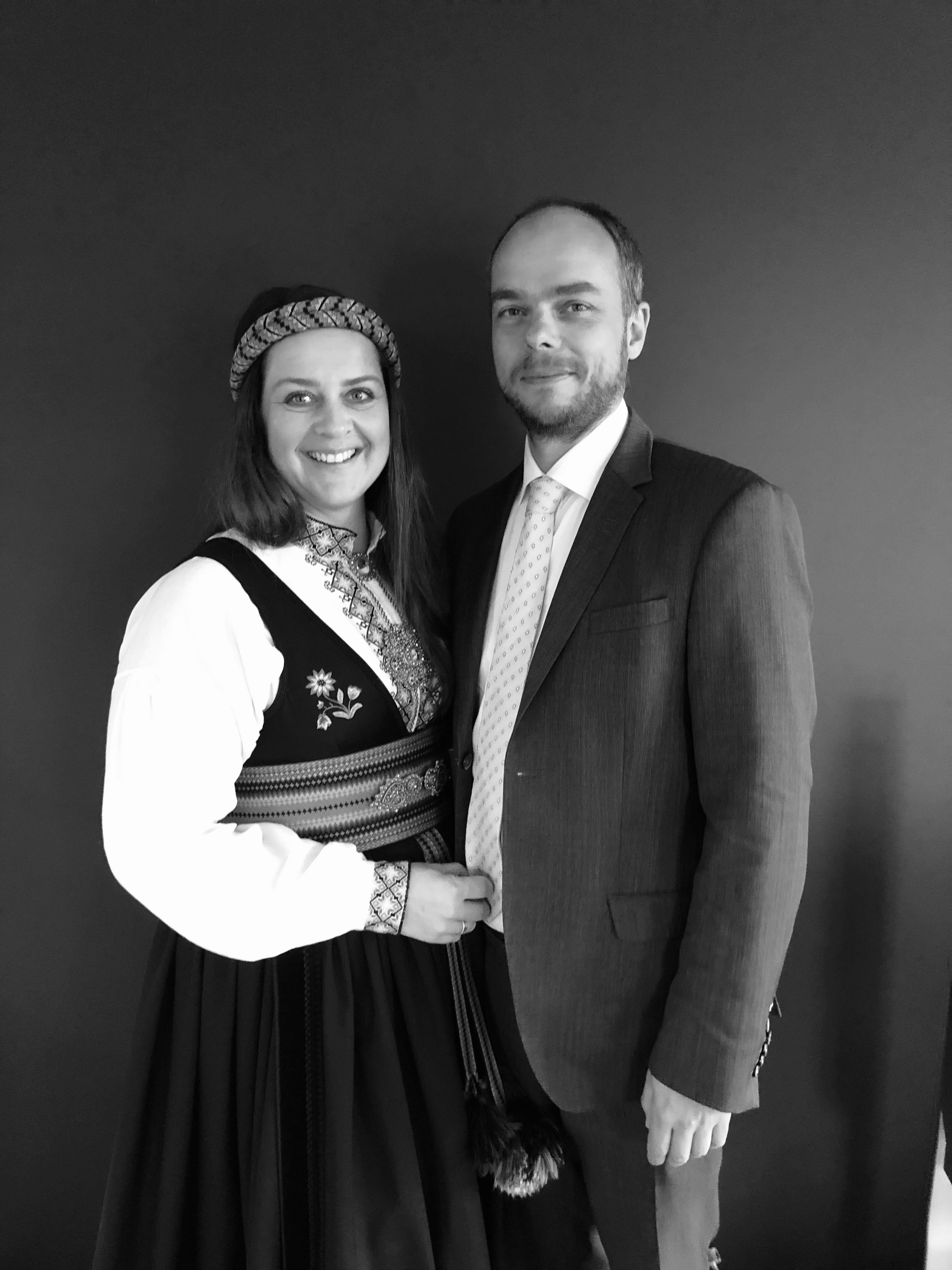 Lill Marita og Glenn Røkeness i bunad og dress, eierne av Kafé Latter