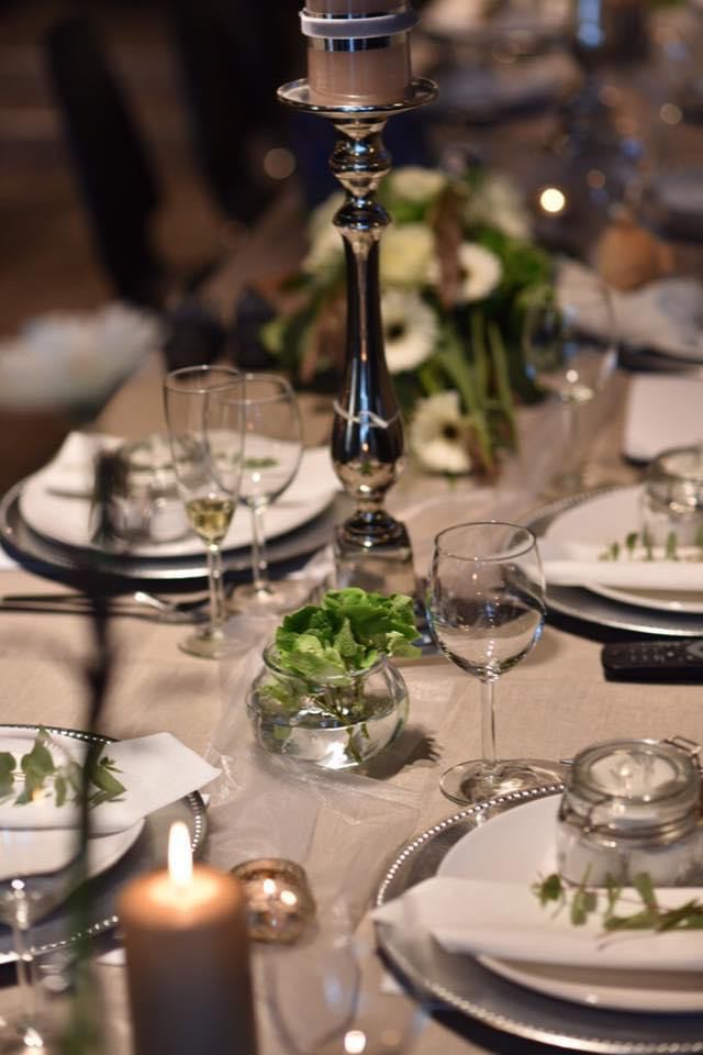 Vakkert dekket bord med levende lys hos Kafé Latter