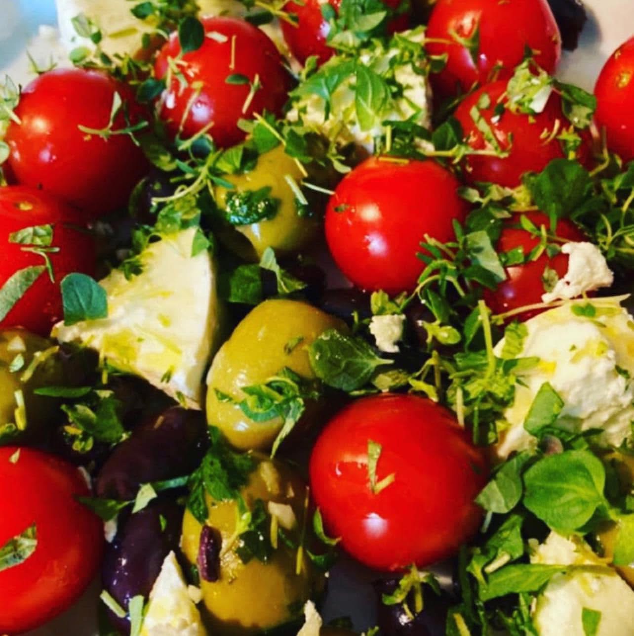 Frisk tomatsalat med urter