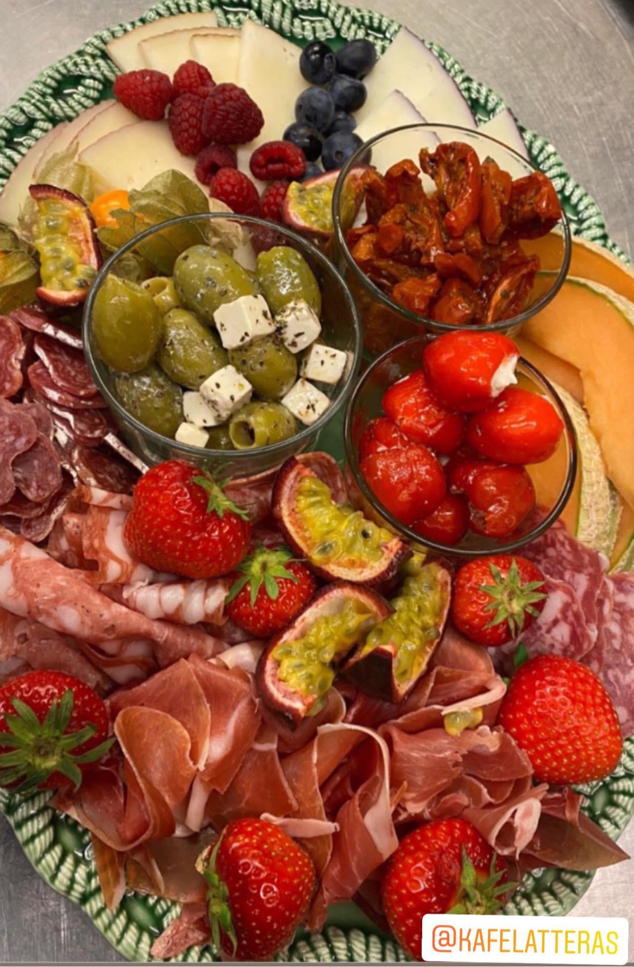 Tapastallerken med charcuterie og frukt fra Kafé Latter