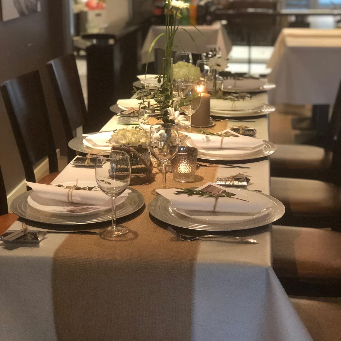 Dekket langbord til selskap hos Kafé Latter